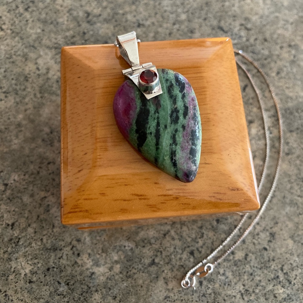 📿 Ruby in Zoisite Pendant with Faceted Garnet Crystal Necklace, 22” Long, EUC